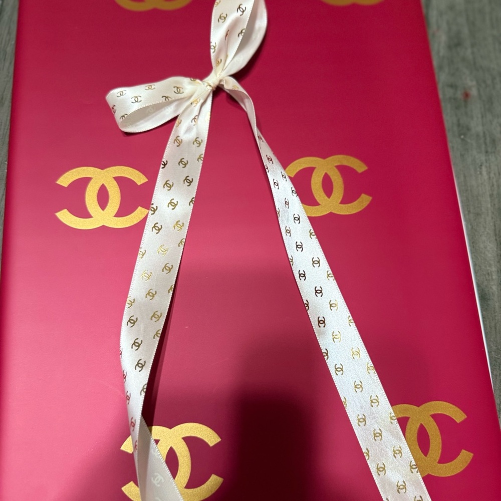 Luxury Floral Wrapping Set – 20 Gold Print Sheets + 5 Yards Ribbon”